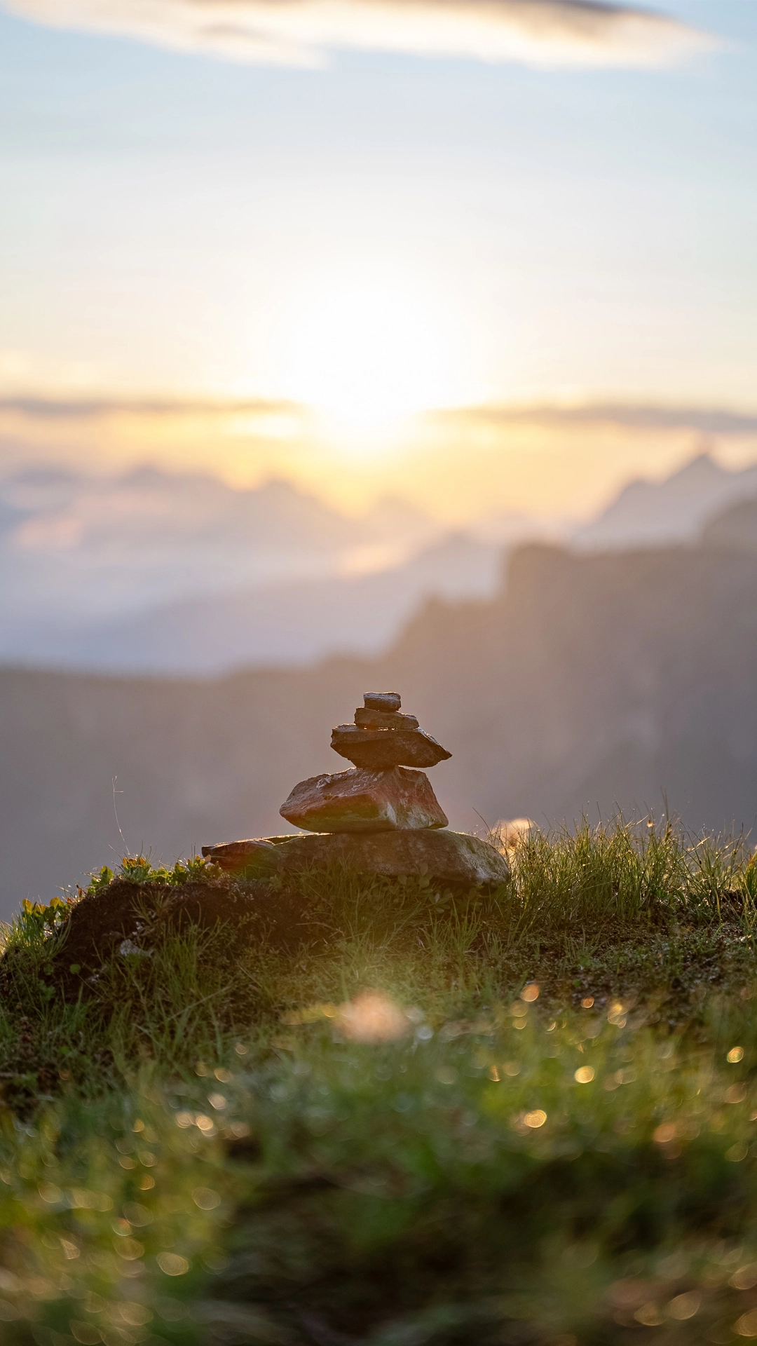 Photo de pierres en équilibre dans la montagne